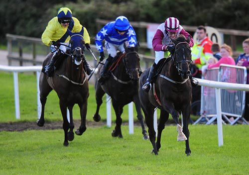 Its'afreebee is ridden out by Niamh Fahey to beat Volvalien and Katie Walsh (yellow)