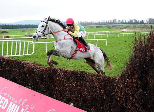 Smashing seen here winning the Red Mills Chase under Davy  Russell in 2016 at Gowran