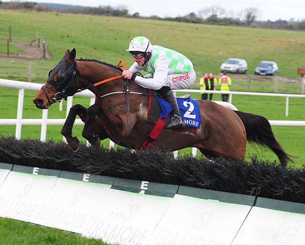 Askari in action with Davy Russell in the plate