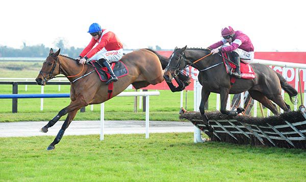 Envoi Allen and Davy Russell (left) beats Abacadabras (Jack Kennedy)