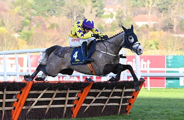 Il Etait Temps switches to fences at Thurles
