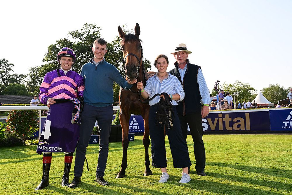 No Niki No with trainer Eoghan O'Neill, his children Luke and Sophie, and jockey Declan McDonogh 
